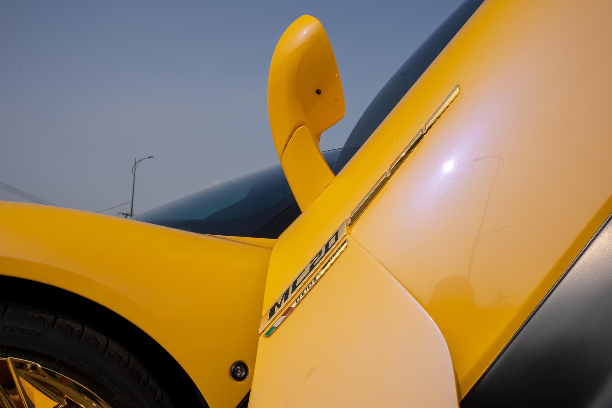 Maserati MC20 được mạ vàng độc nhất Việt Nam ảnh 9 Maserati MC20 duoc ma vang doc nhat Viet Nam anh 9