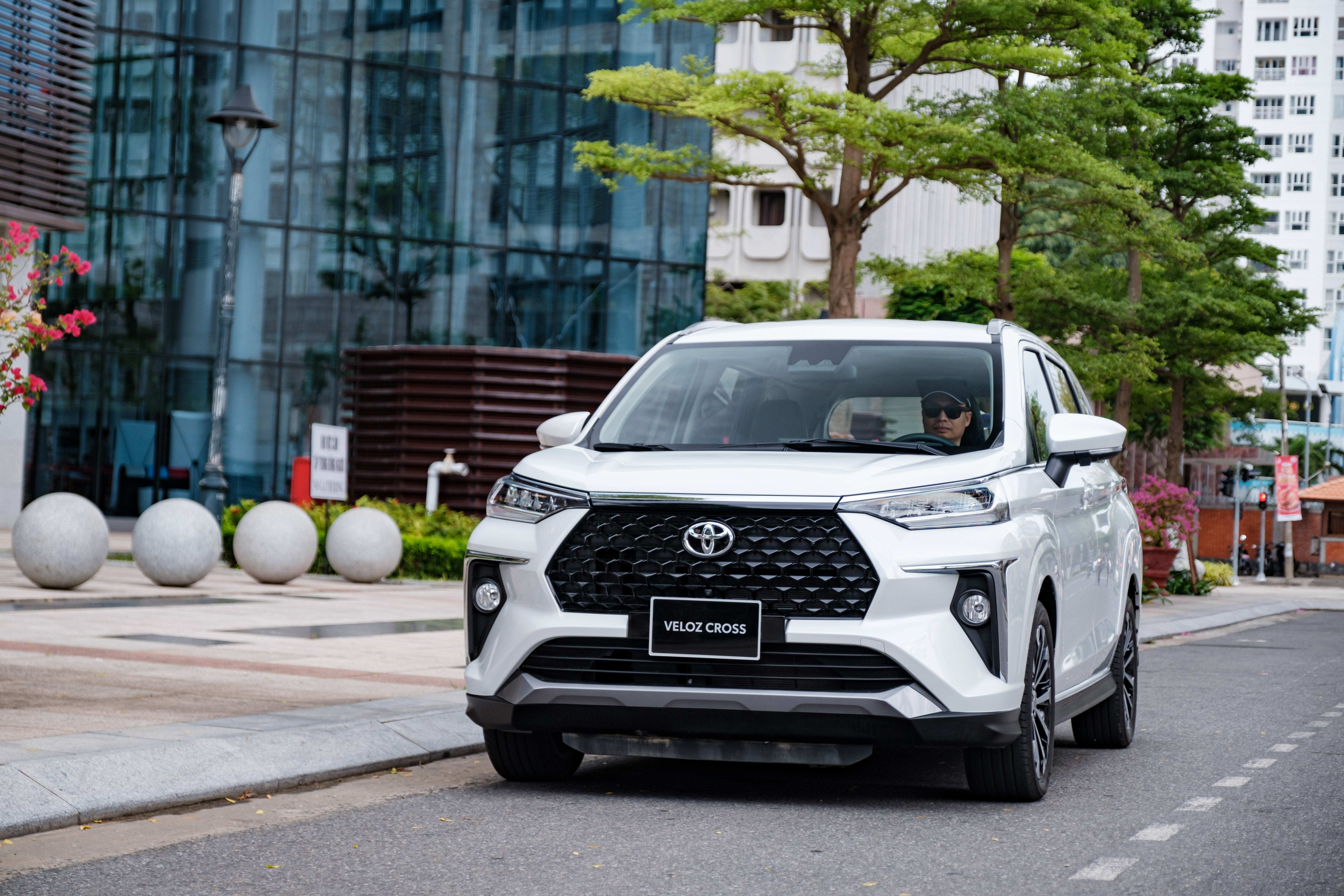 Toyota Veloz Cross khan hang, khach phai cho it nhat 2 thang hinh anh