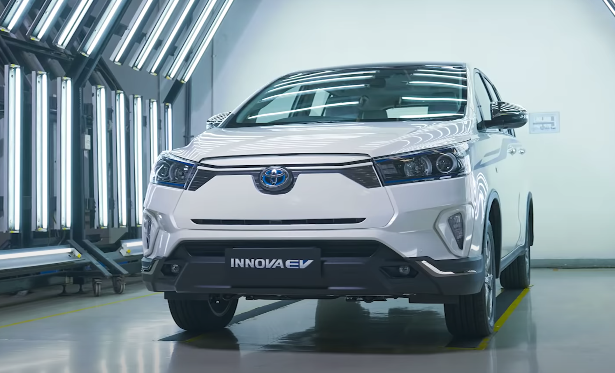 Chi tiet ban chay dien cua Toyota Innova duoc ra mat tai Indonesia hinh anh