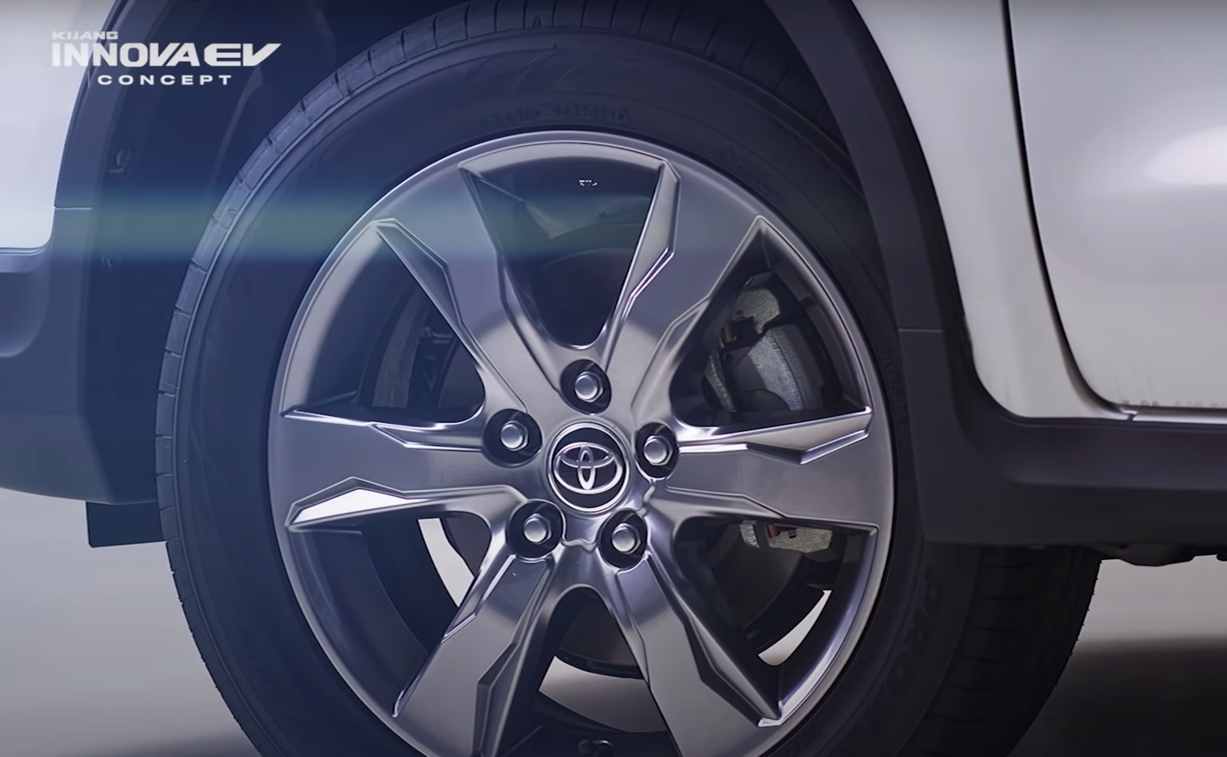 Toyota Innova ban chay dien ra mat tai Indonesia anh 10