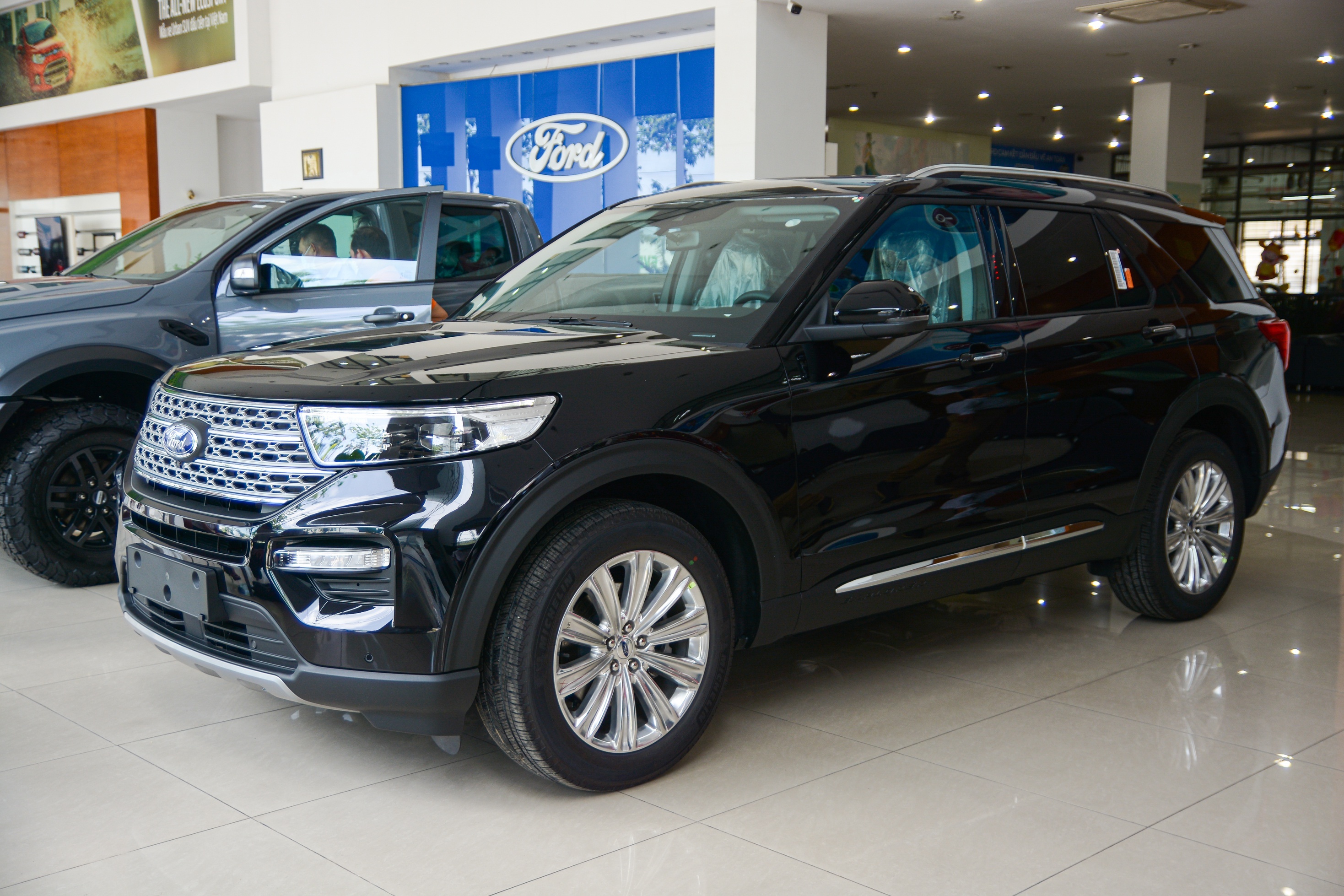 Ford Explorer chenh gia 350 trieu dong, Ford Territory giam sau hinh anh