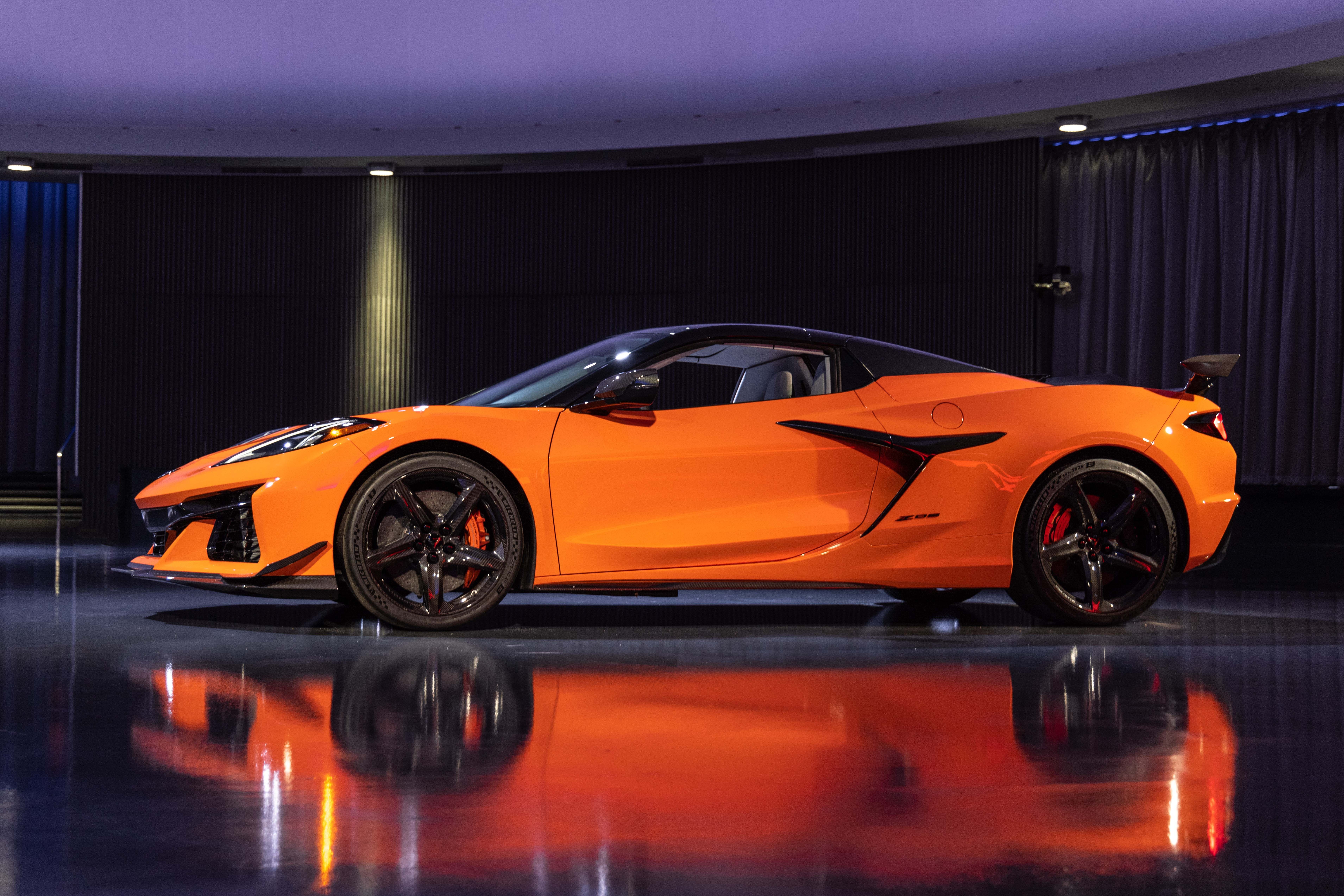 Chevrolet Corvette C8 Z06 Convertible duoc ban dau gia 1 trieu USD anh 6