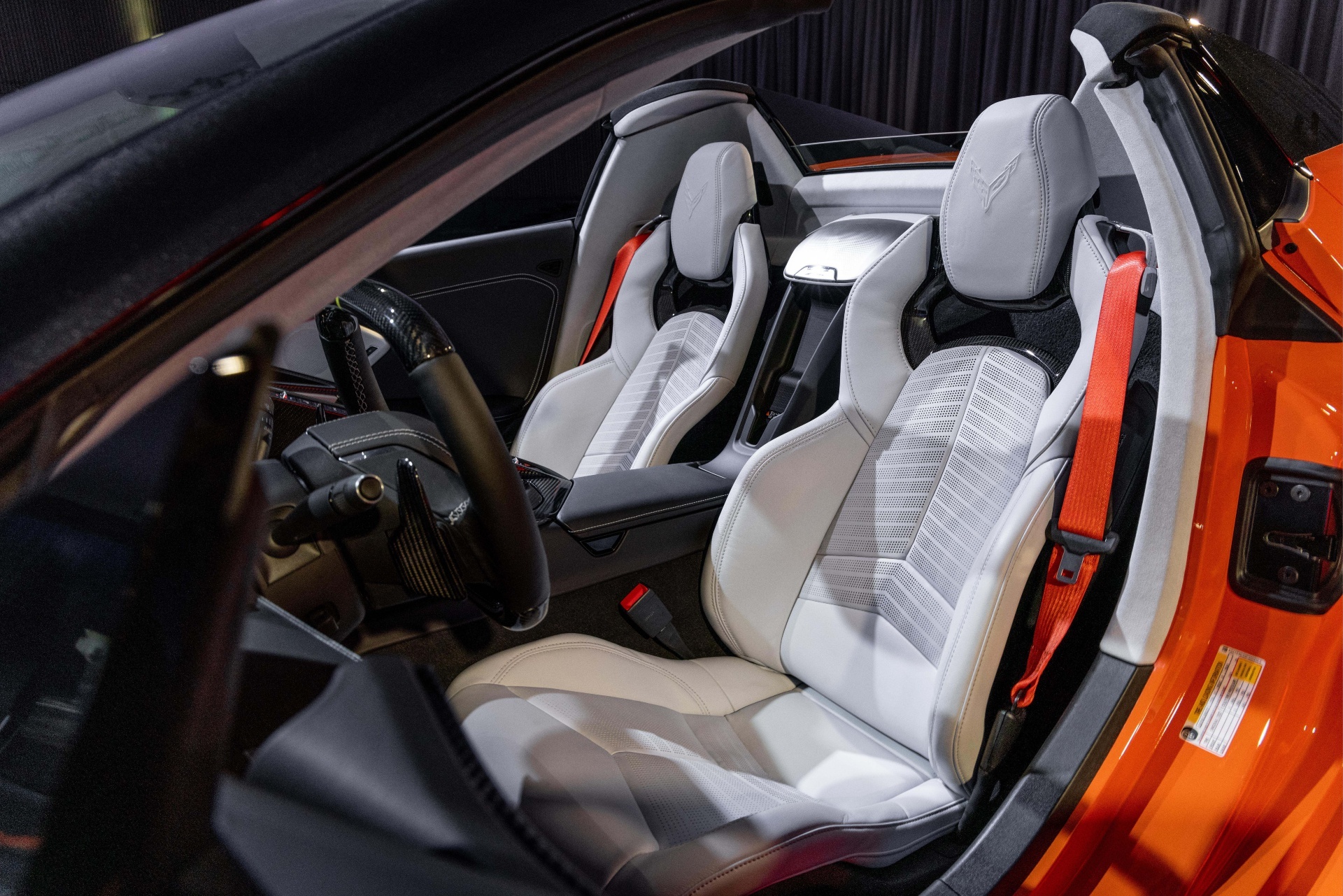 Chevrolet Corvette C8 Z06 Convertible duoc ban dau gia 1 trieu USD anh 5