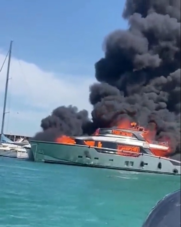Du thuyền 5 triệu USD bốc cháy và chìm ở Tây Ban Nha ảnh 2 Du thuyen 5 trieu USD boc chay va chim o Tay Ban Nha anh 2