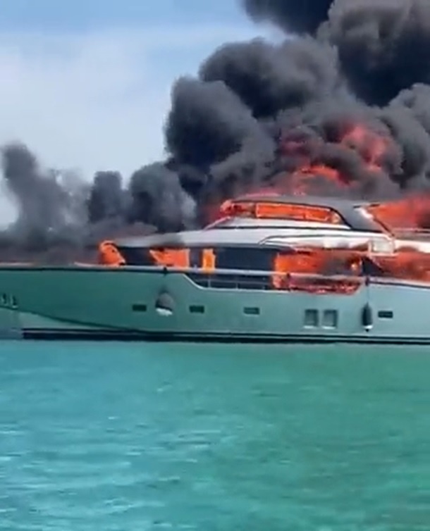 Du thuyền 5 triệu USD bốc cháy và chìm ở Tây Ban Nha ảnh 4 Du thuyen 5 trieu USD boc chay va chim o Tay Ban Nha anh 4