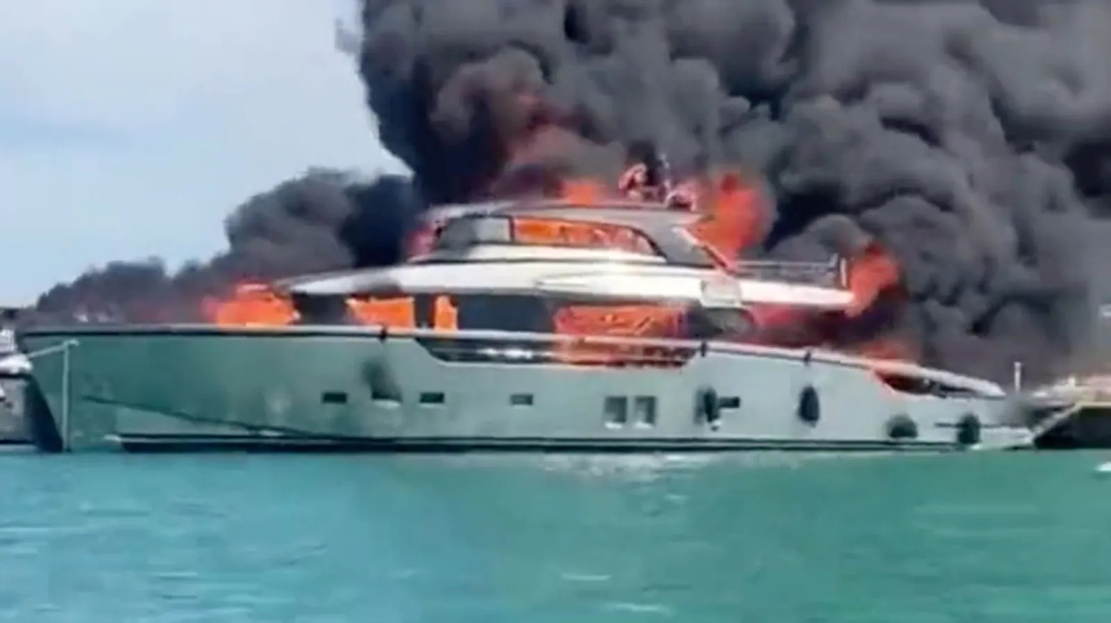 Du thuyen Sanlorenzo SX88 boc chay o Tay Ban Nha vi loi he thong pin hinh anh