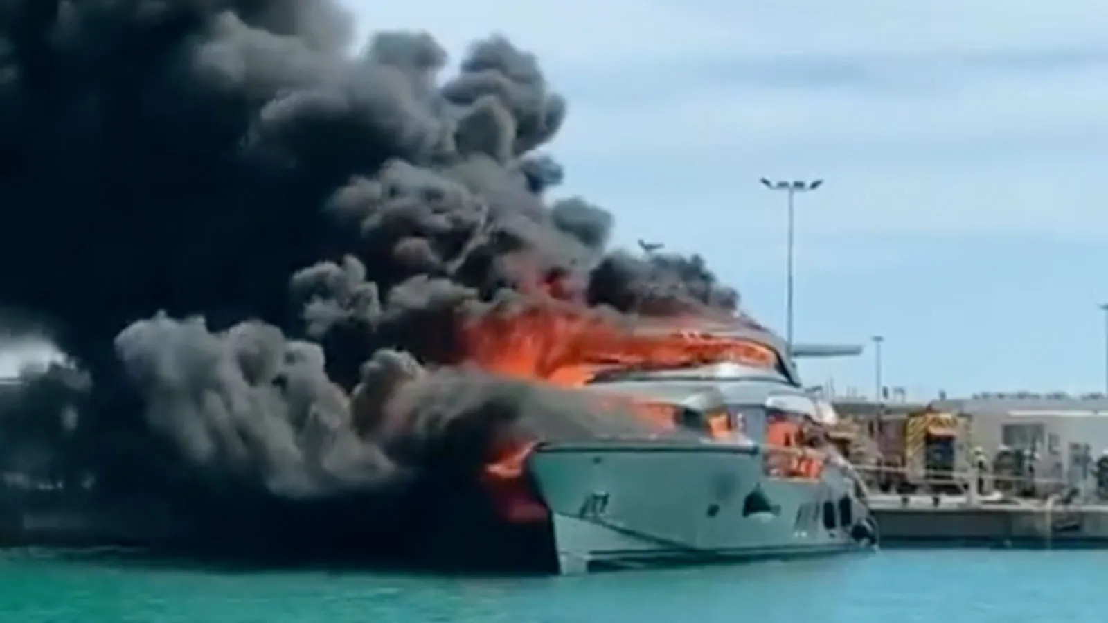 Du thuyền 5 triệu USD bốc cháy và chìm ở Tây Ban Nha ảnh 1 Du thuyen 5 trieu USD boc chay va chim o Tay Ban Nha anh 1