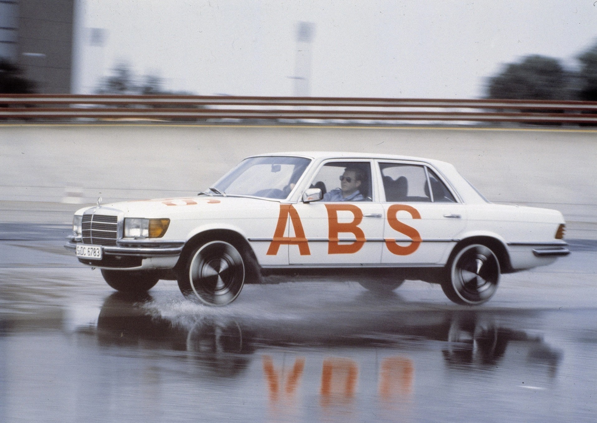 10 mau xe di dau trong cong nghe an toan tren oto hinh anh