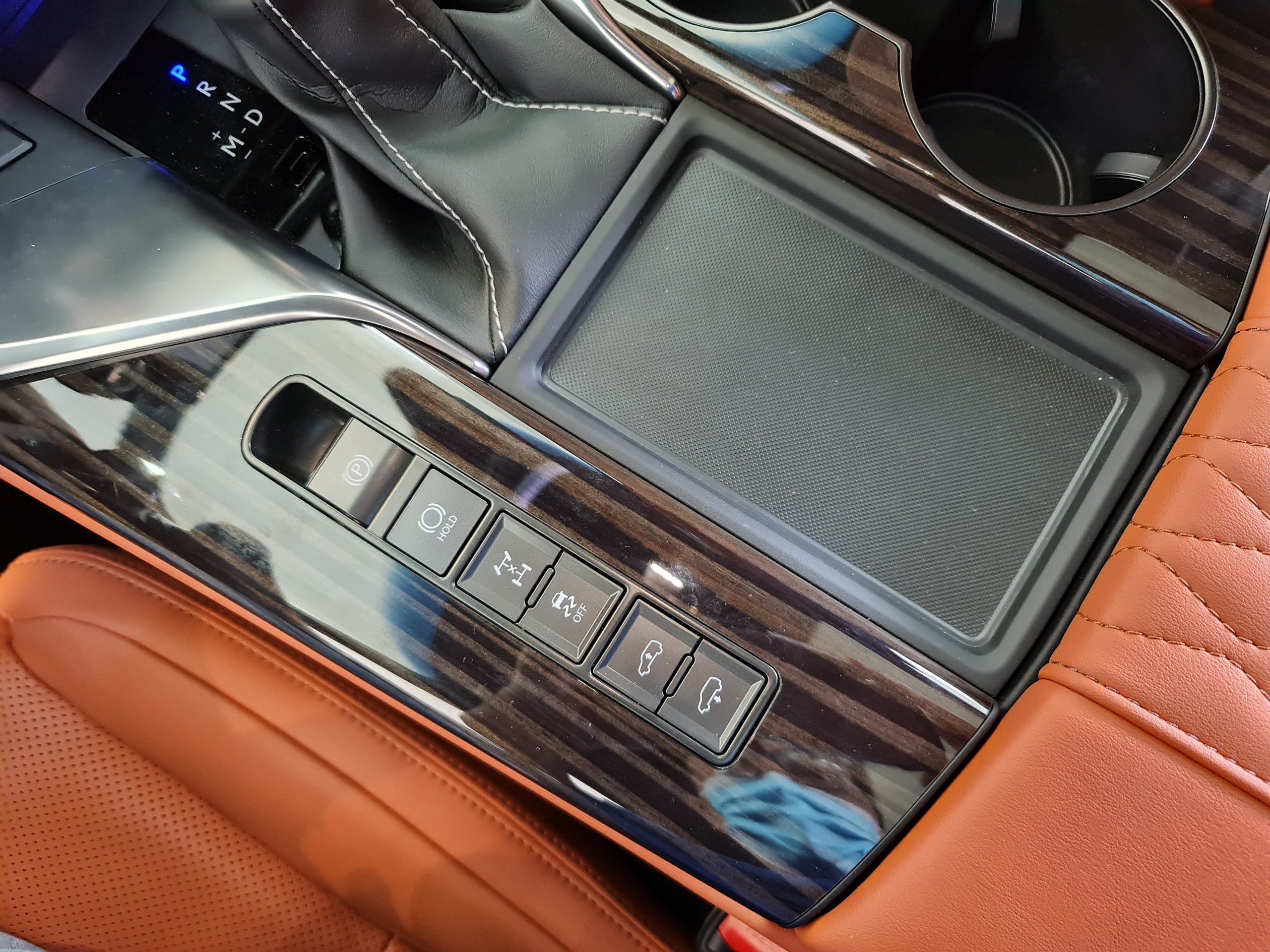 Chi tiet Lexus LX 600 VIP vua duoc ra mat tai Viet Nam anh 10