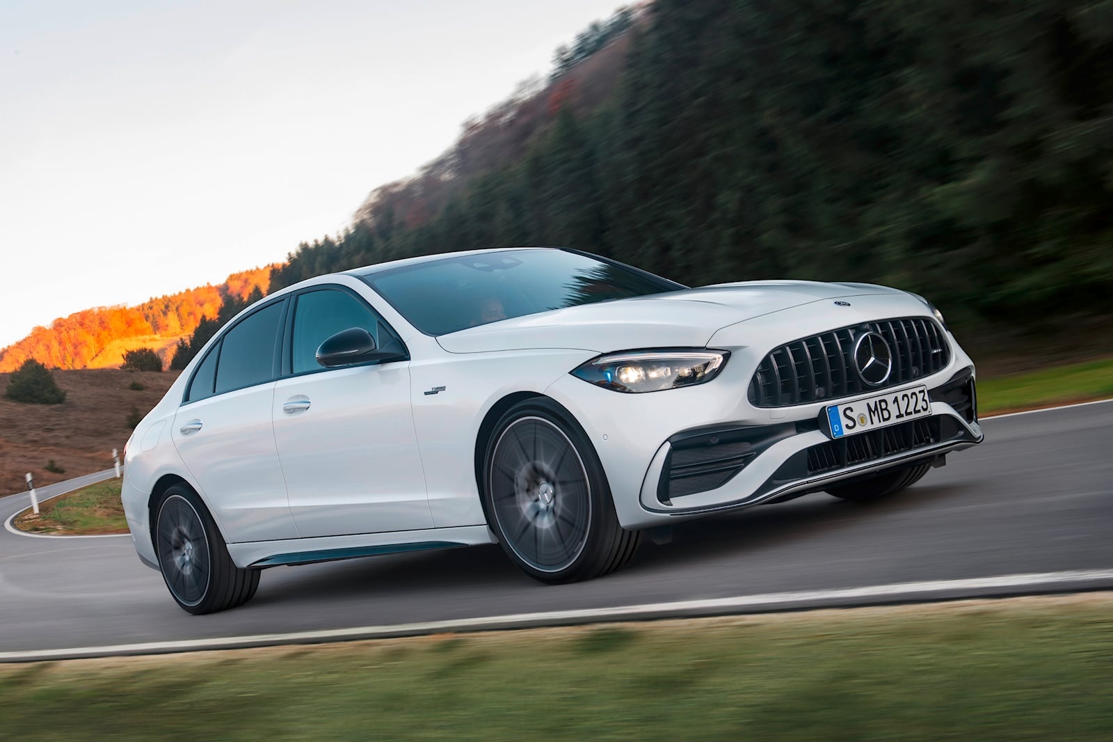 Mercedes-AMG C 43 duoc ra mat,  manh hon 400 ma luc anh 18