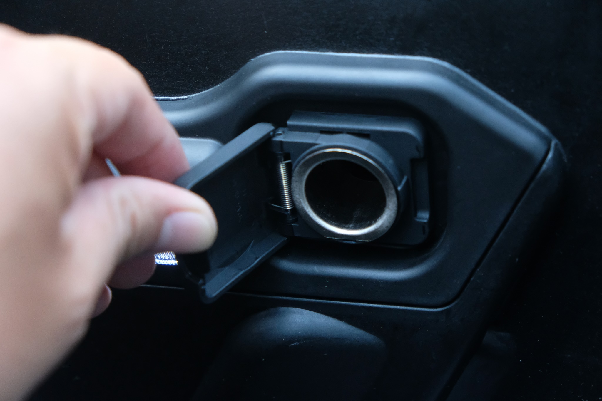 Sac dien thoai bang o cam tren xe may co de gay chay no? hinh anh