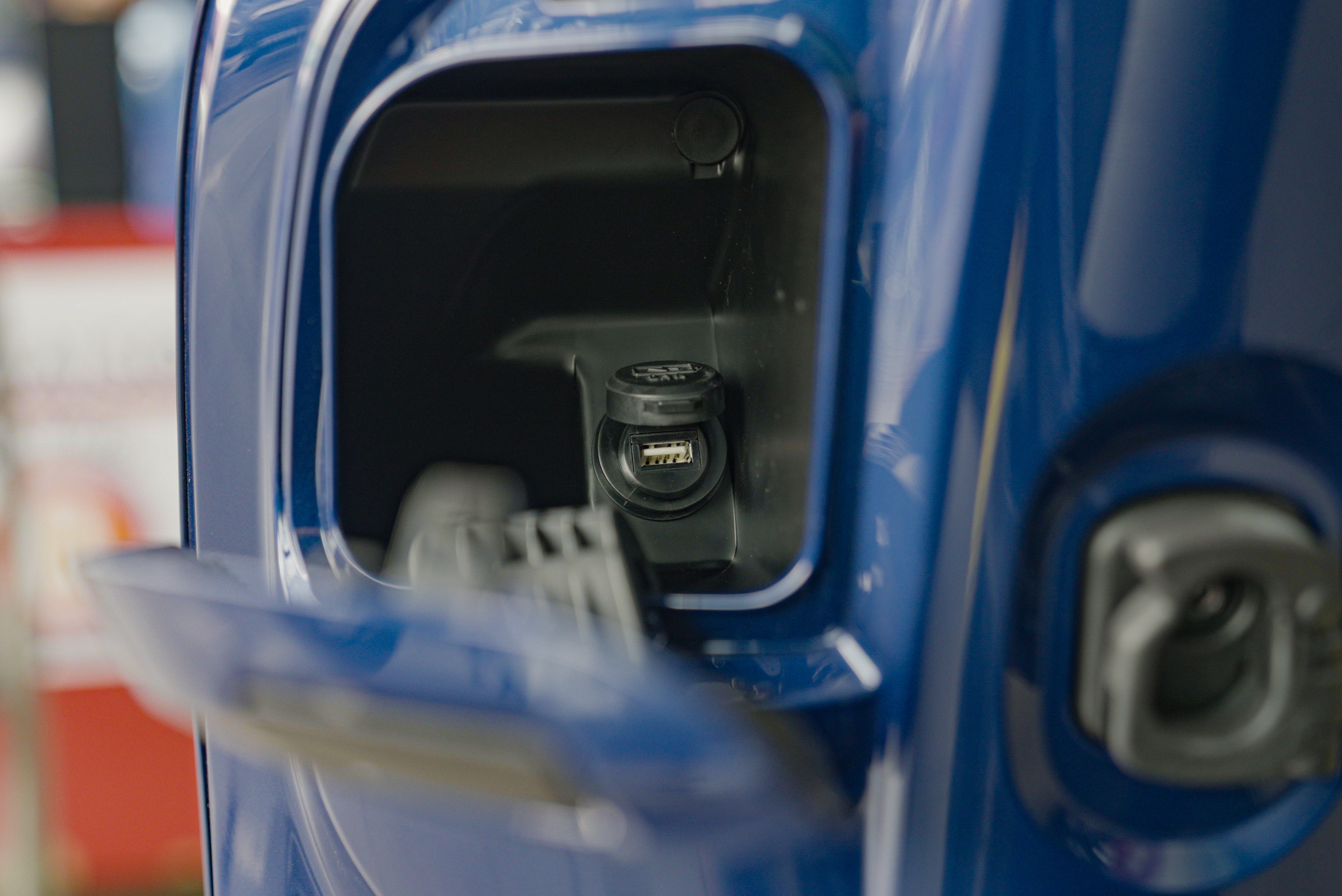 Luu y khi sac dien thoai bang cong sac tren xe may anh 2