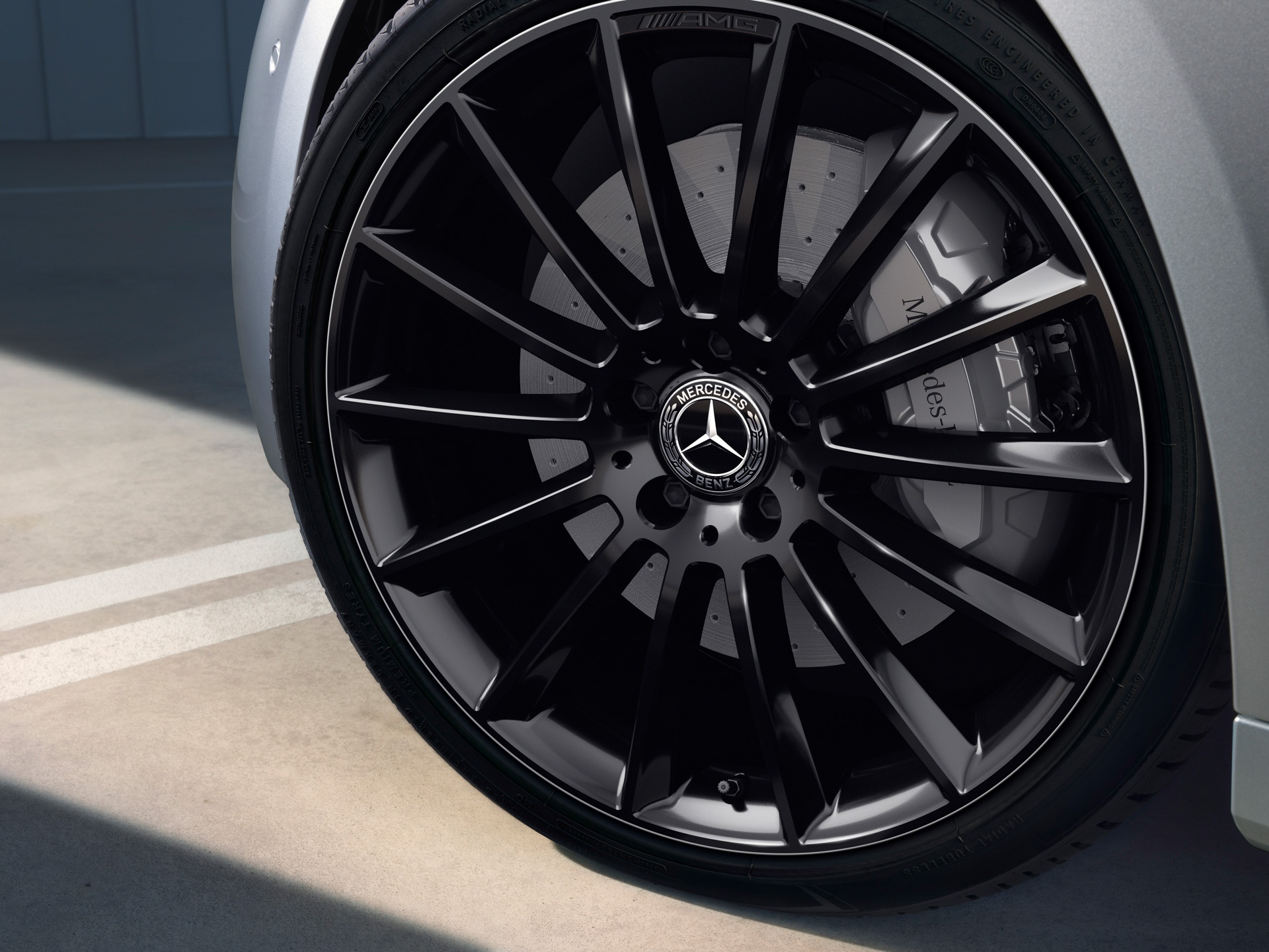 Mercedes-Benz E-Class Night Edition duoc ra mat anh 6