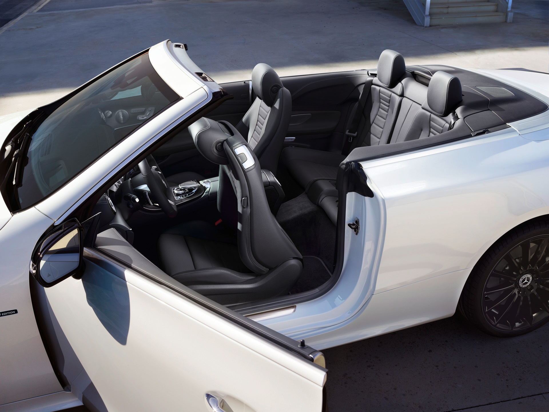 Mercedes-Benz E-Class Night Edition duoc ra mat anh 4