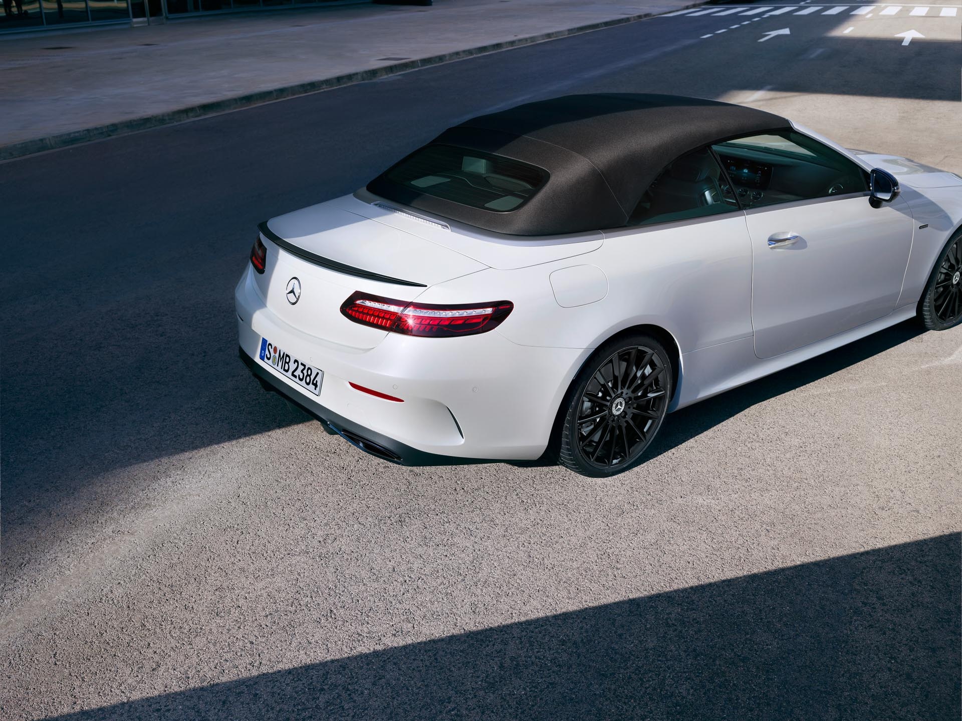 Mercedes-Benz E-Class Night Edition duoc ra mat anh 7