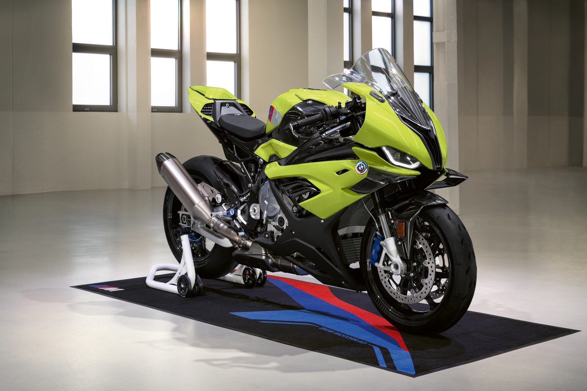 BMW M 1000 RR phien ban ky niem 50 nam duoc ra mat hinh anh
