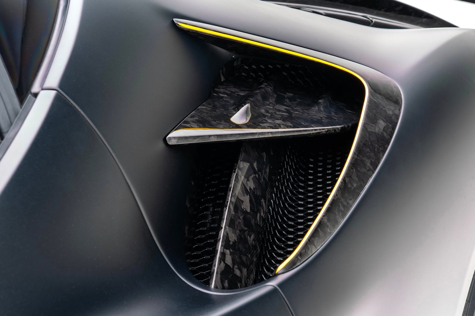 Bản độ Ferrari SF90 của Mansory mạnh 1.100 mã lực ảnh 7 Ban do Ferrari SF90 cua Mansory manh 1.100 ma luc anh 7