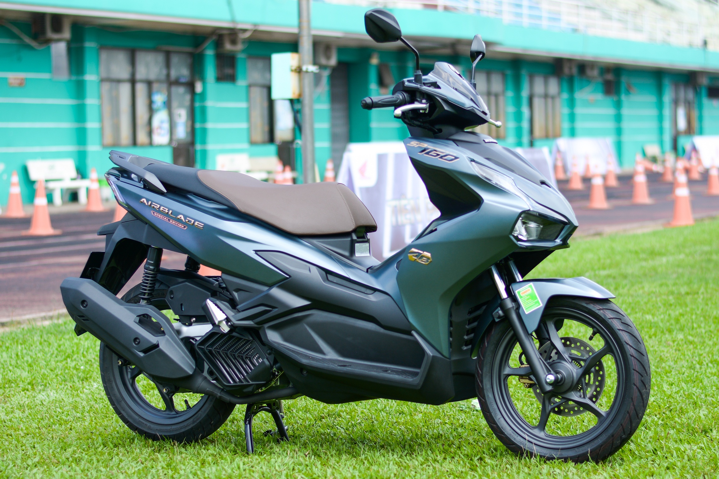 Honda Air Blade 160 co vuot troi hon Yamaha NVX 155? anh 1
