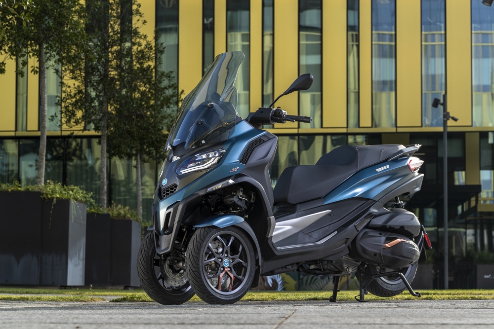 Piaggio MP3 530 HPE 2022 ra mat - xe 3 banh co he thong ho tro lai hinh anh