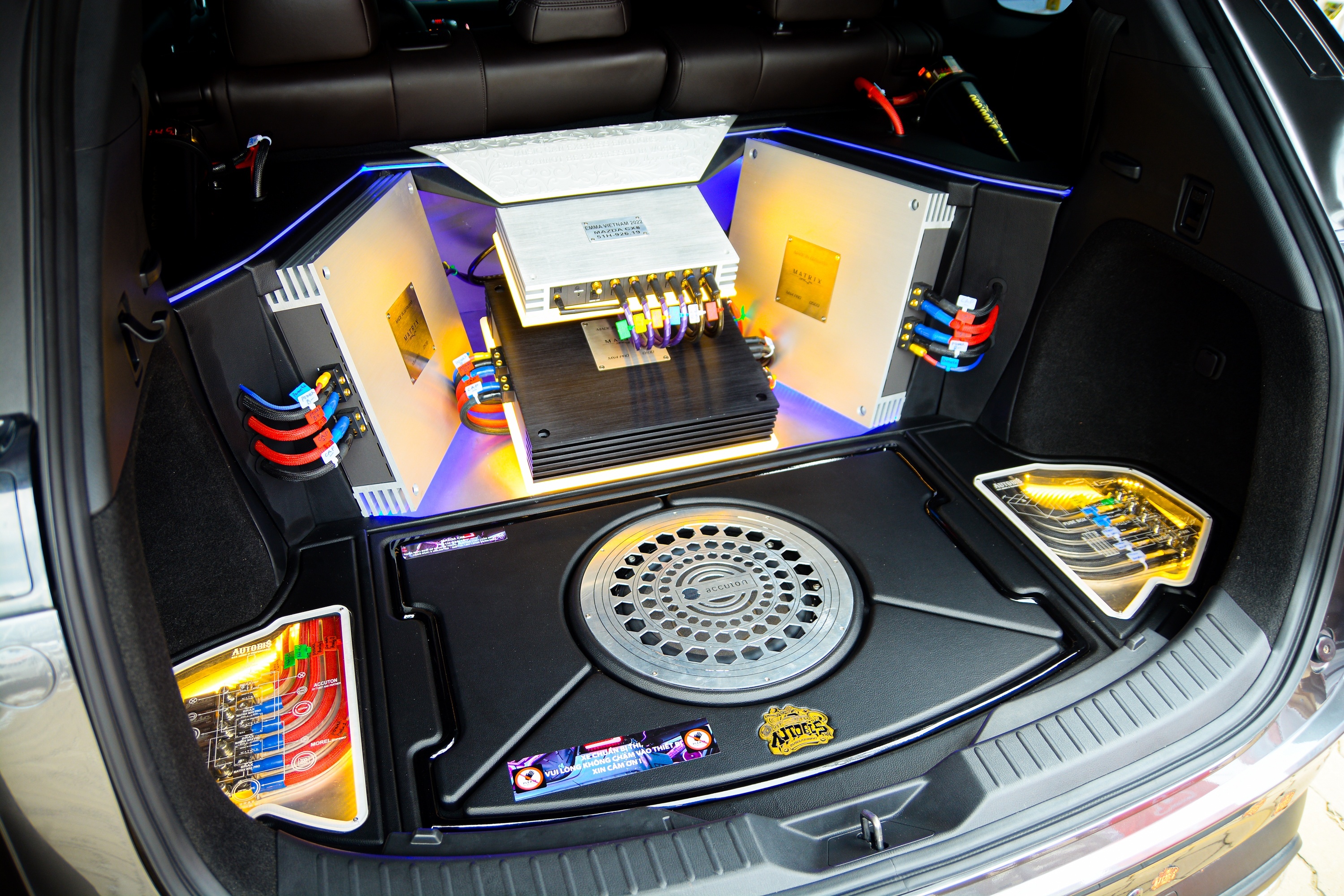 Can canh dan xe do am thanh tien ty tai TP.HCM hinh anh