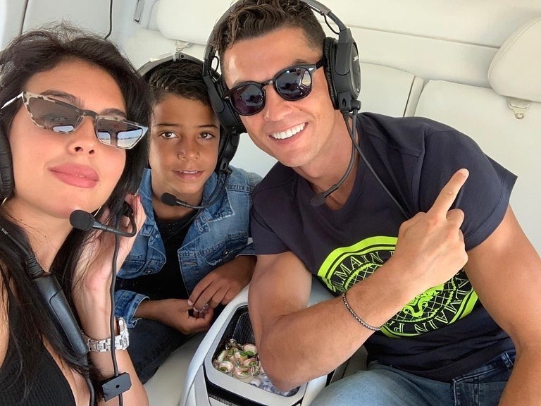 Ronaldo rao bán máy bay riêng ảnh 10 Ronaldo rao ban may bay rieng anh 10