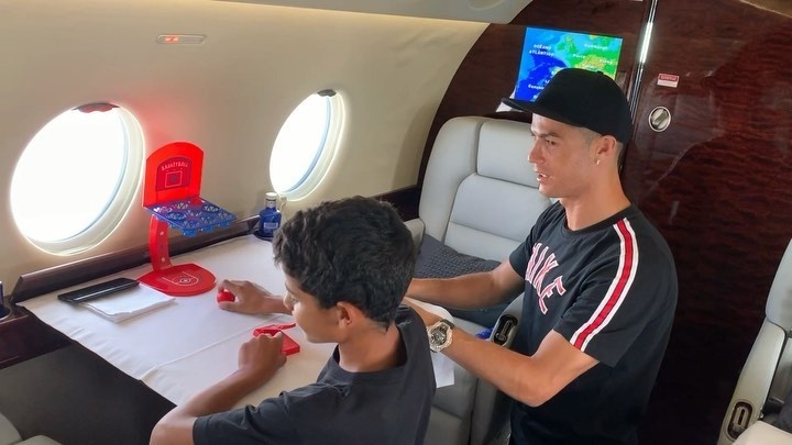Ronaldo rao bán máy bay riêng ảnh 2 Ronaldo rao ban may bay rieng anh 2