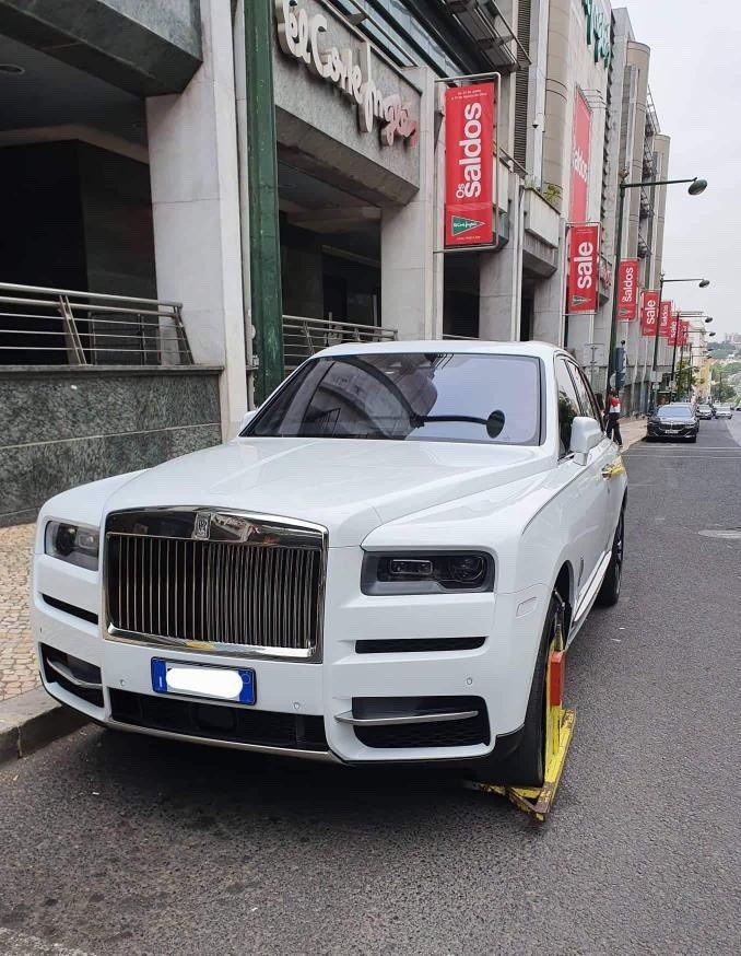 Chiec Rolls-Royce Cullinan cua Ronaldo bi canh sat khoa banh anh 1