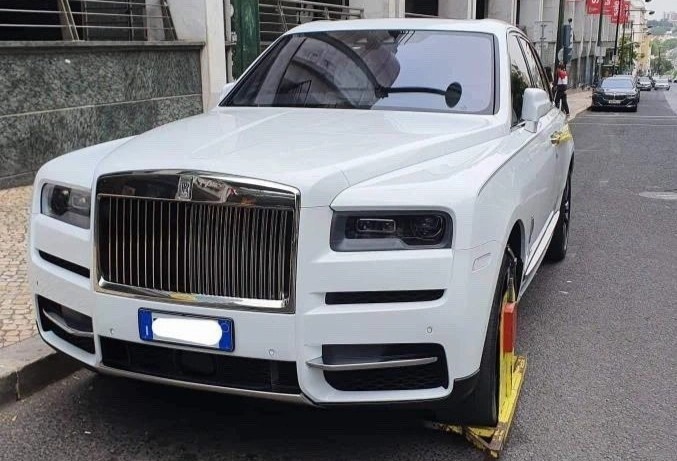 Rolls-Royce Cullinan cua Ronaldo bi khoa banh vi do sai quy dinh hinh anh