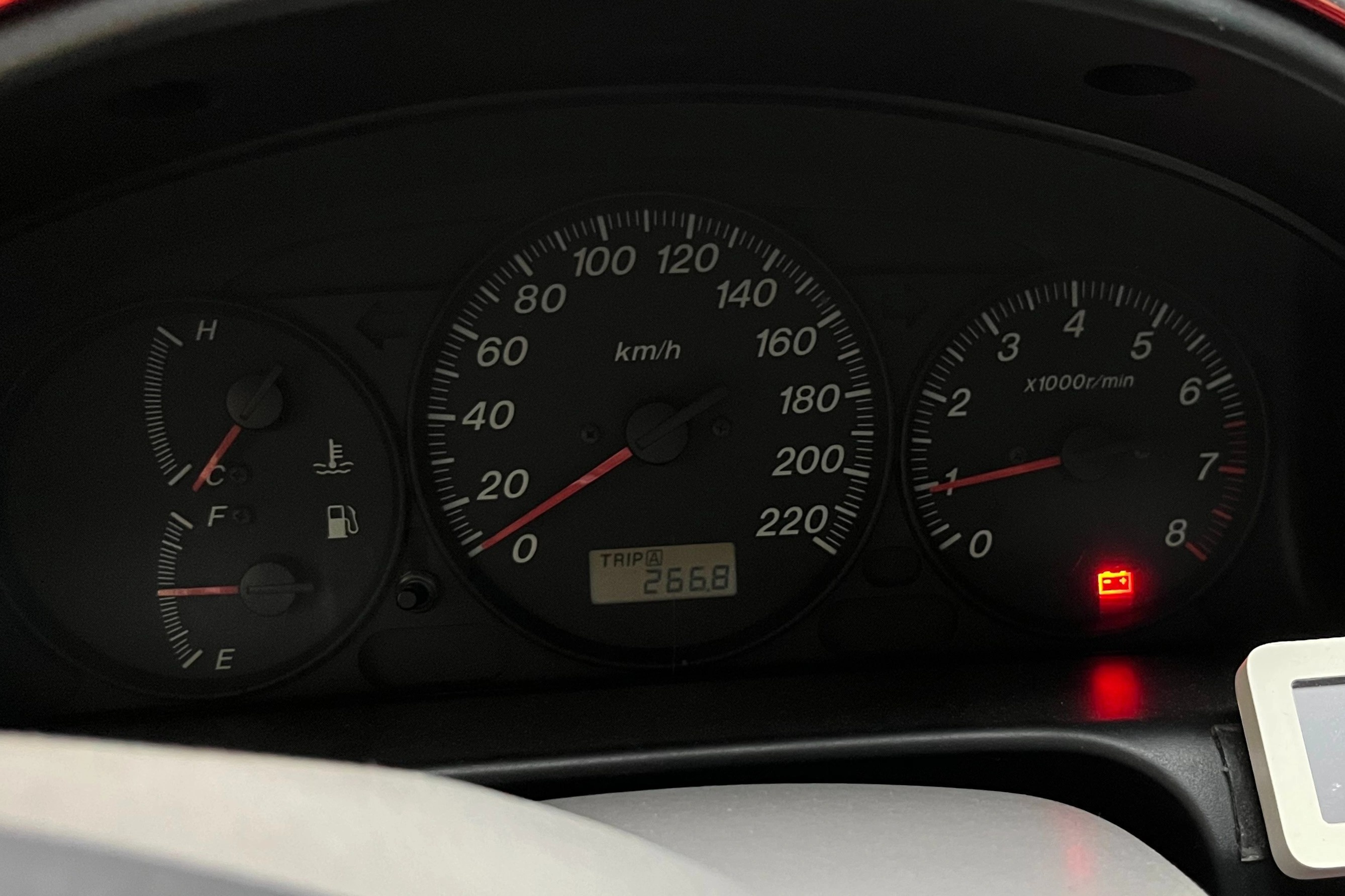 Den bao ac quy bat sang, nen dua xe di kiem tra ngay hinh anh