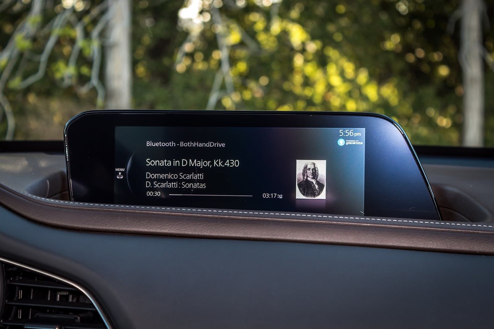 Man hinh tren oto anh 2