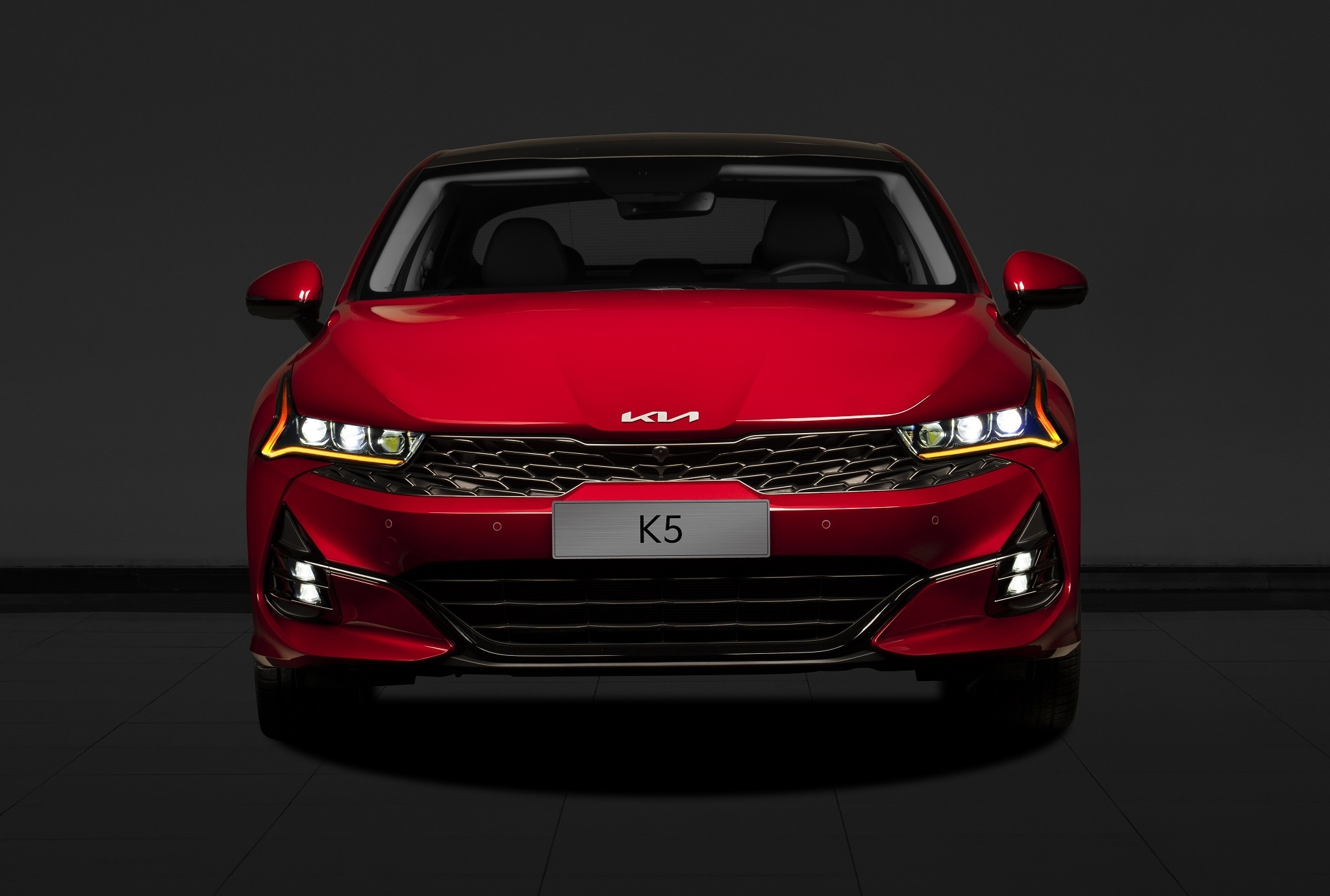 Toyota Camry ap dao phan khuc, doanh so Honda Accord cham day hinh anh