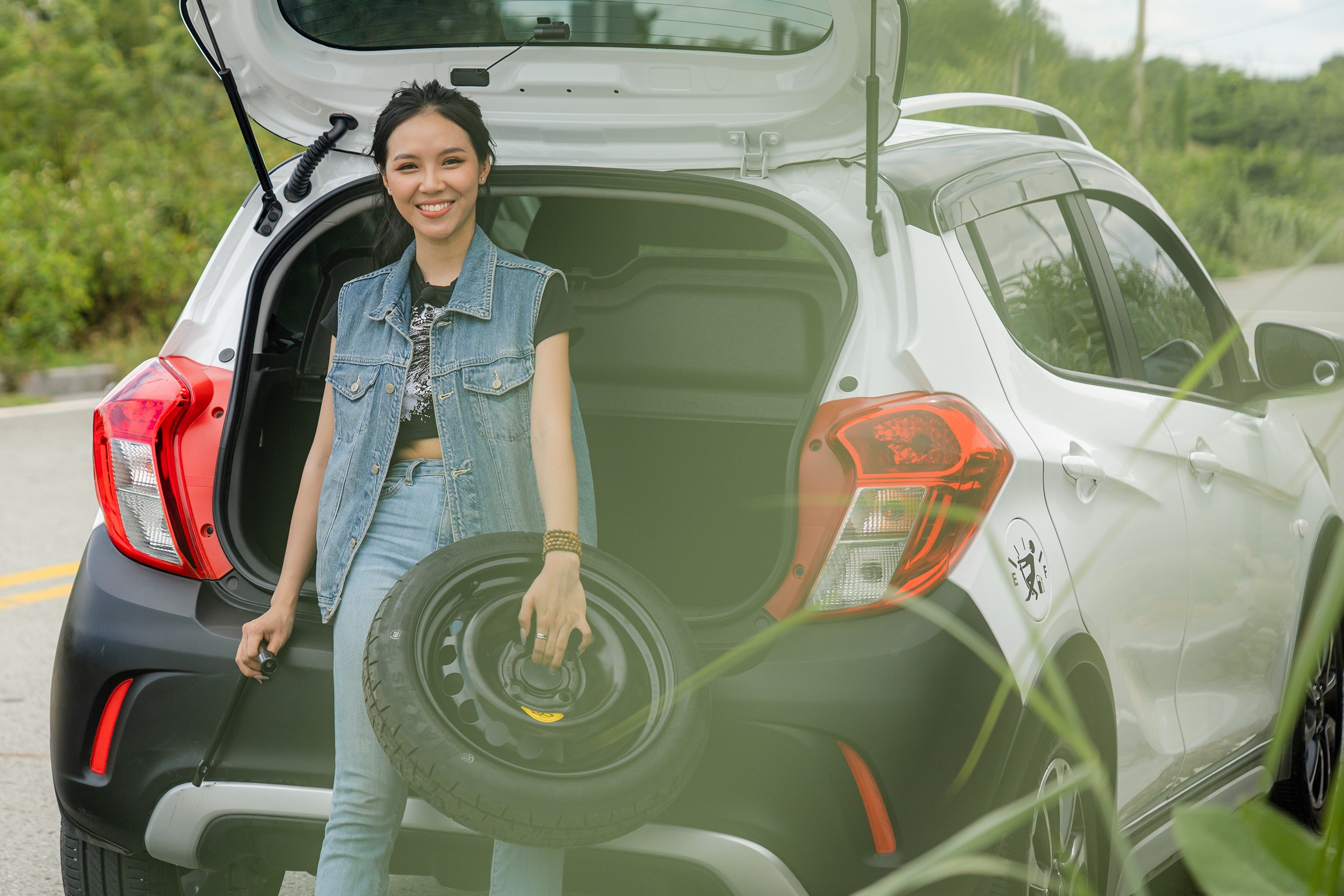 Car Tips: Tu thay banh du phong khi xe thung lop hinh anh