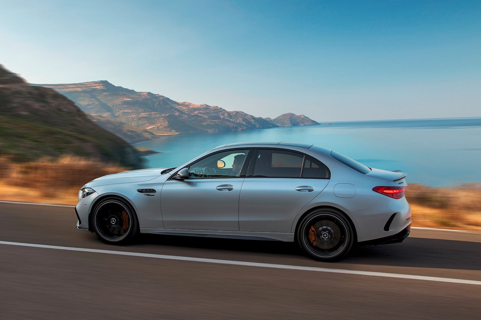 Mercedes C63 vs BMW M3 anh 11