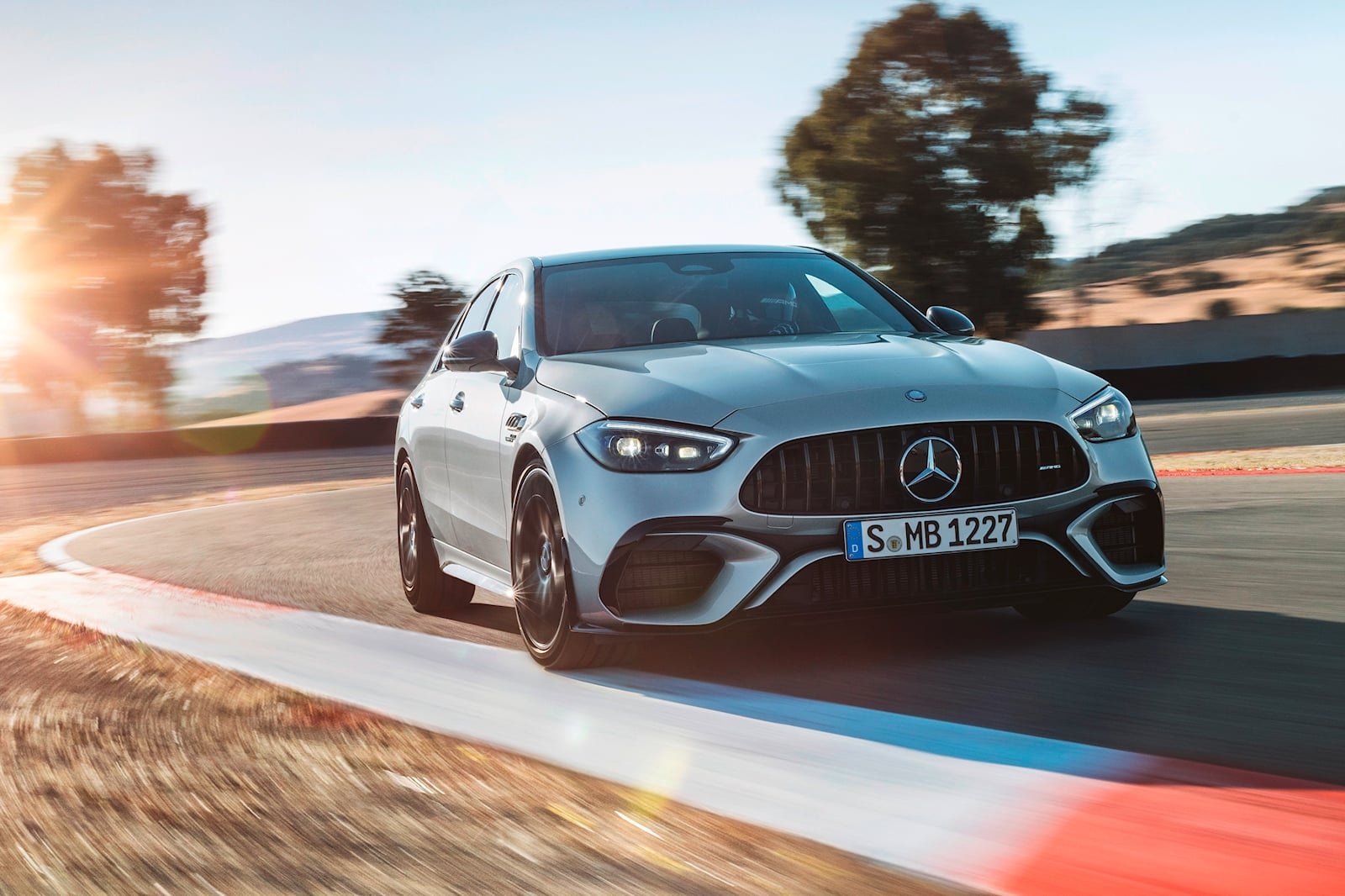 Mercedes C63 vs BMW M3 anh 9