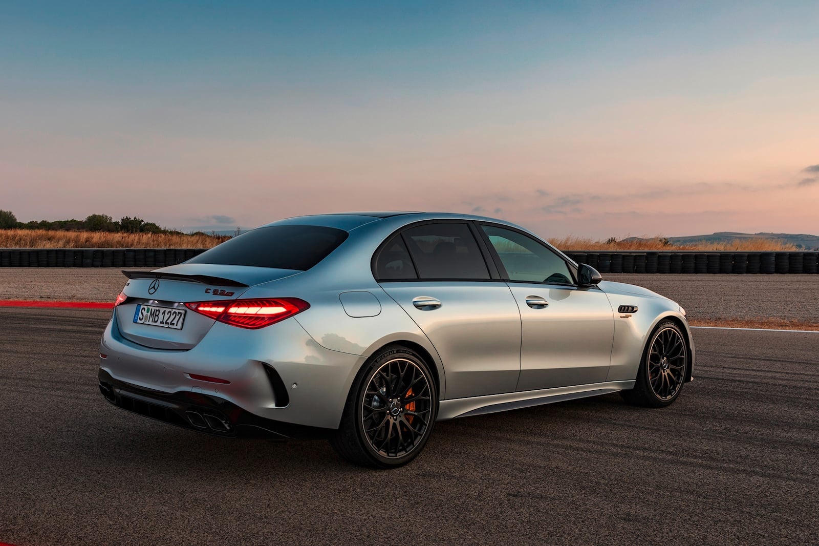 Mercedes C63 vs BMW M3 anh 5