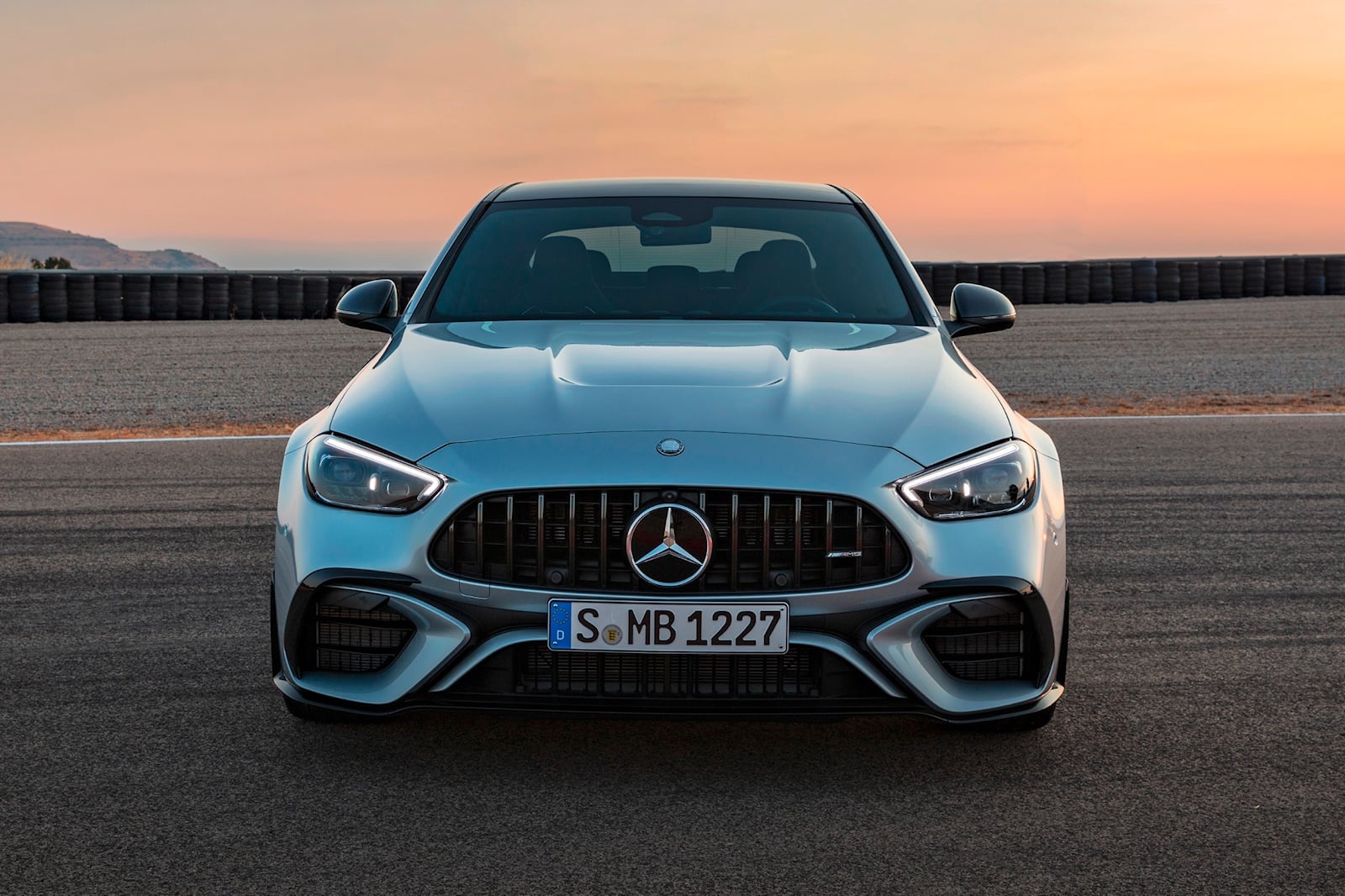 Mercedes C63 vs BMW M3 anh 1