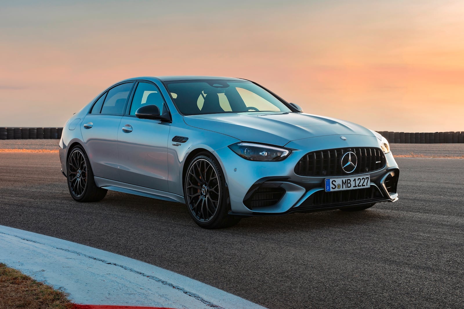 Mercedes C63 vs BMW M3 anh 3