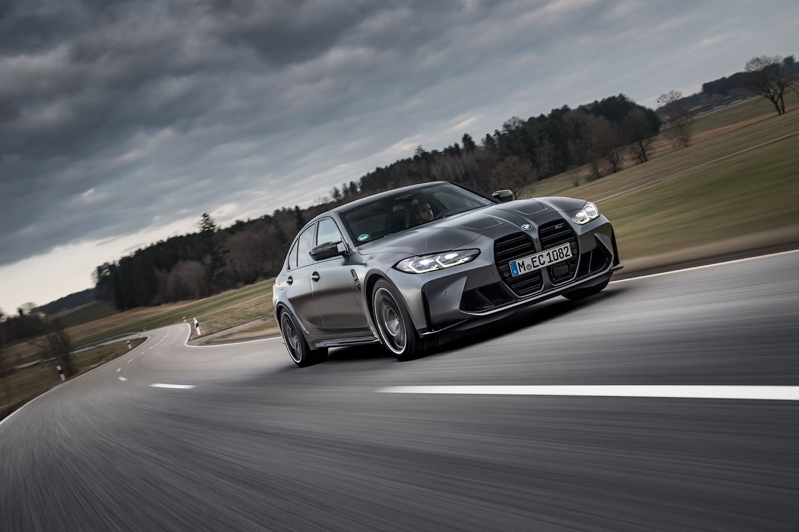 Mercedes C63 vs BMW M3 anh 10