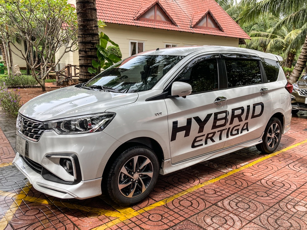 Oto ra mat thang 10 anh 1