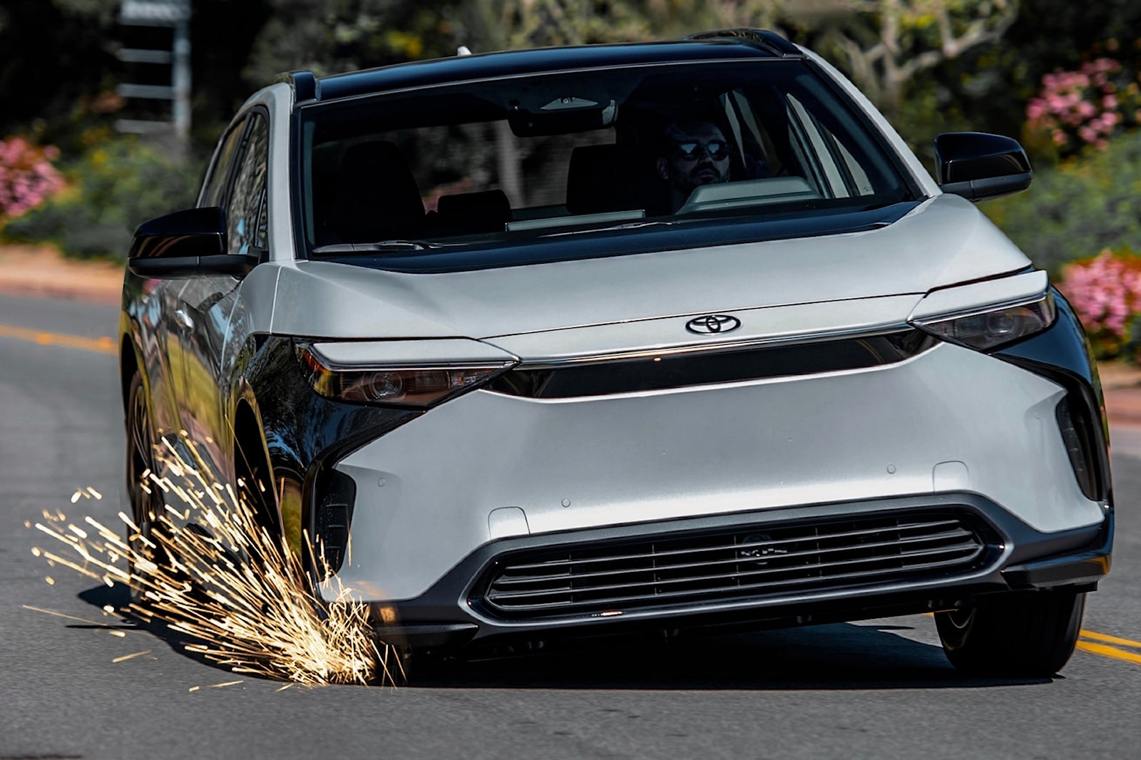 Toyota bZ4X bị triệu hồi ảnh 1 Toyota bZ4X bi trieu hoi anh 1