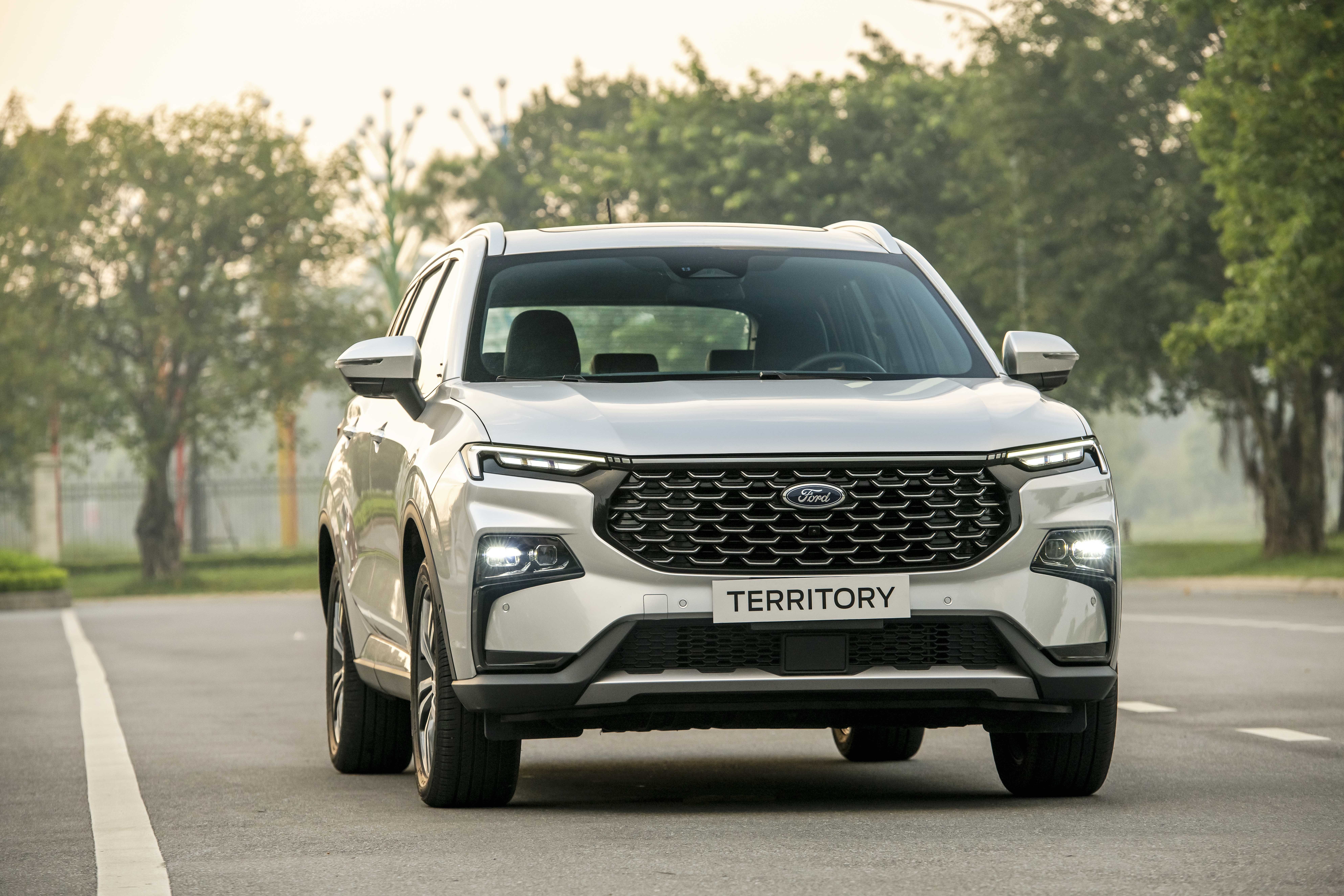 Oto ra mat thang 10 anh 2