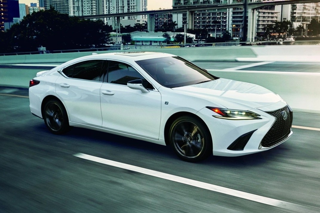Lexus ES 2023 duoc bo sung cong nghe, them phien ban the thao hinh anh