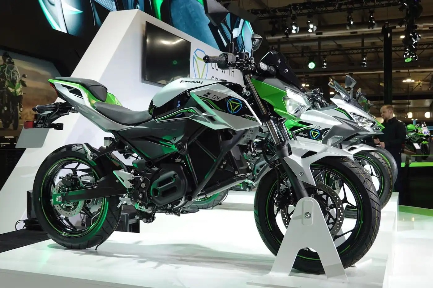 Môtô Kawasaki chạy điện ảnh 3 Moto Kawasaki chay dien anh 3
