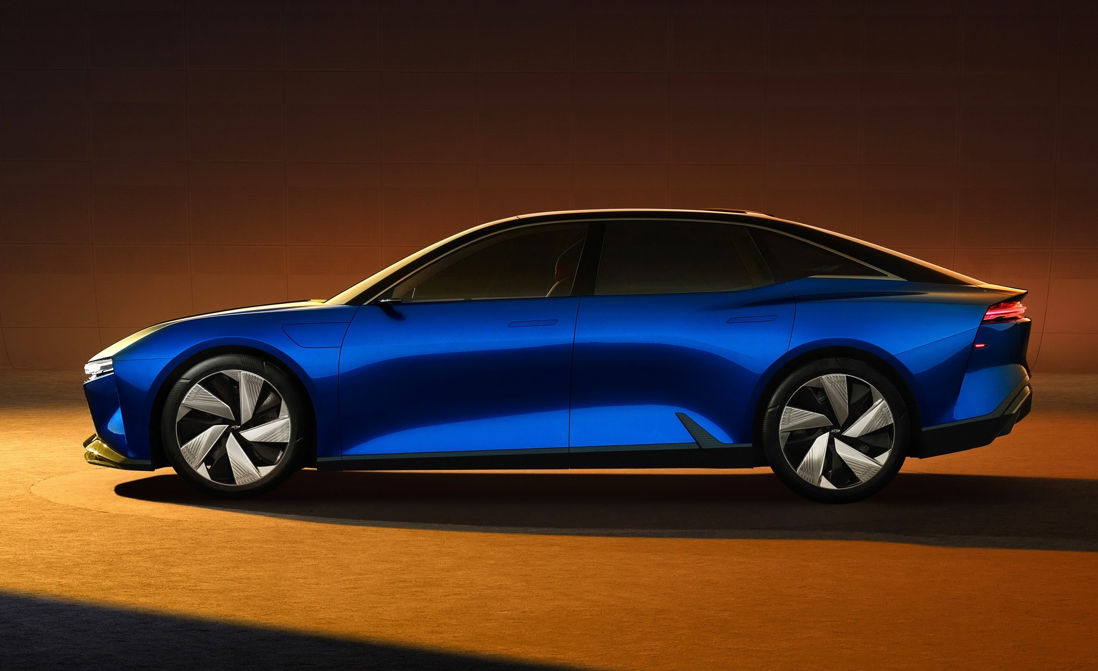 Chevrolet ra mat sedan dien anh 8