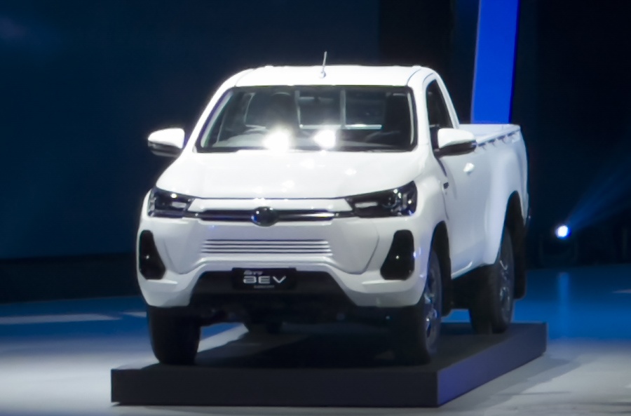 Toyota Hilux chay dien xuat hien hinh anh