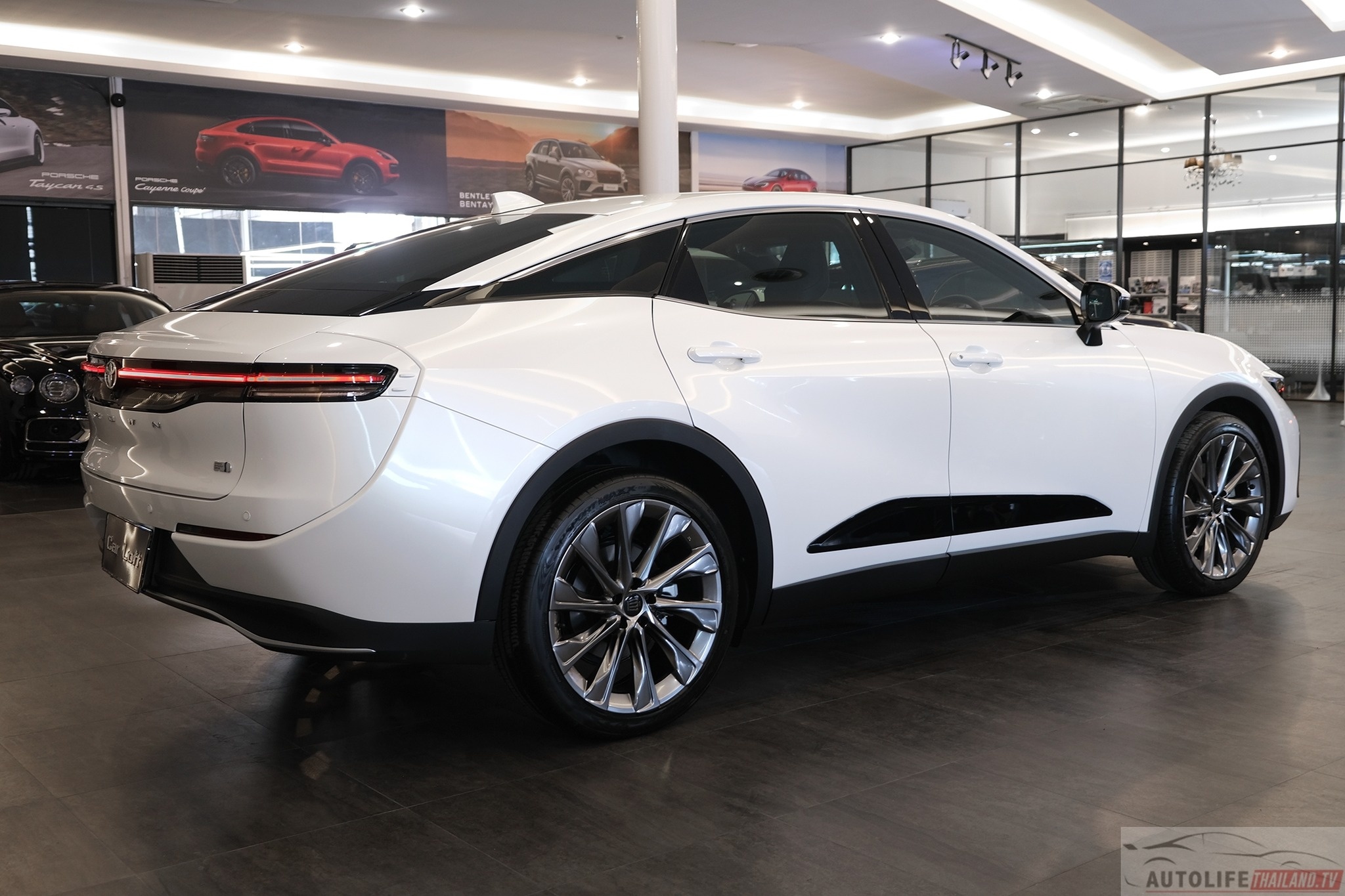 Toyota Crown tai Thai Lan anh 8