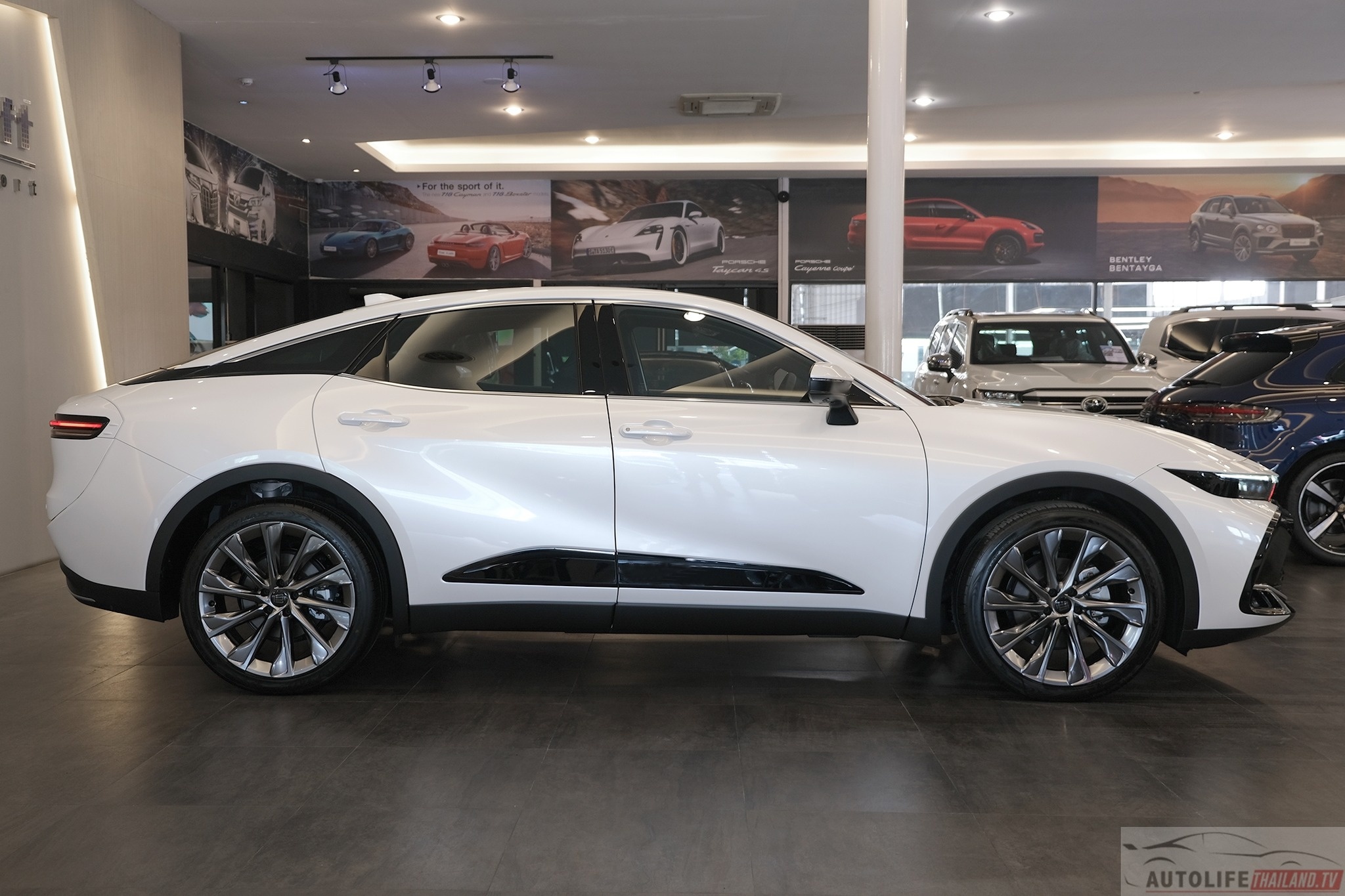 Toyota Crown tai Thai Lan anh 9