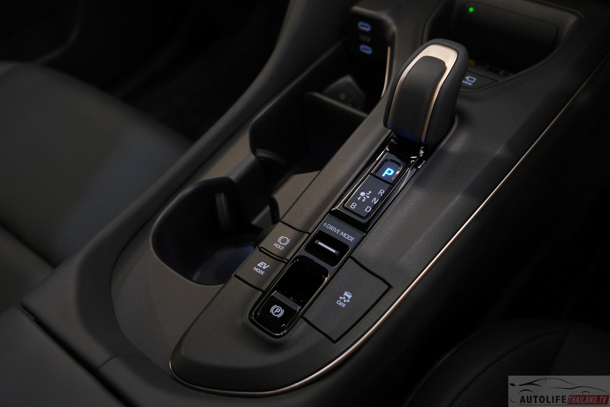 Toyota Crown tai Thai Lan anh 16