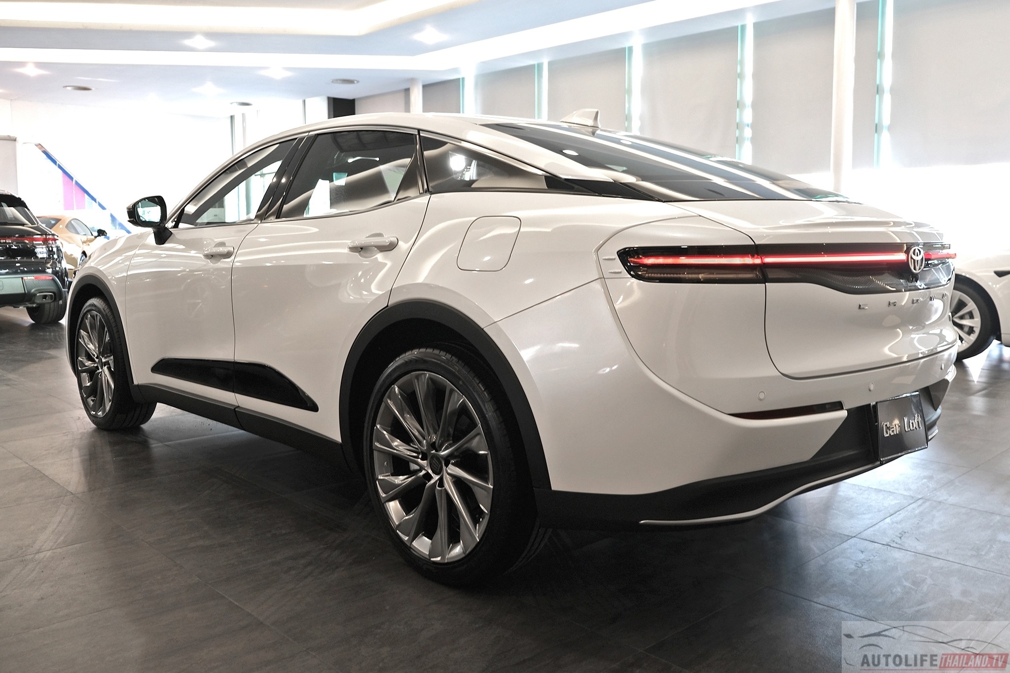 Toyota Crown tai Thai Lan anh 18