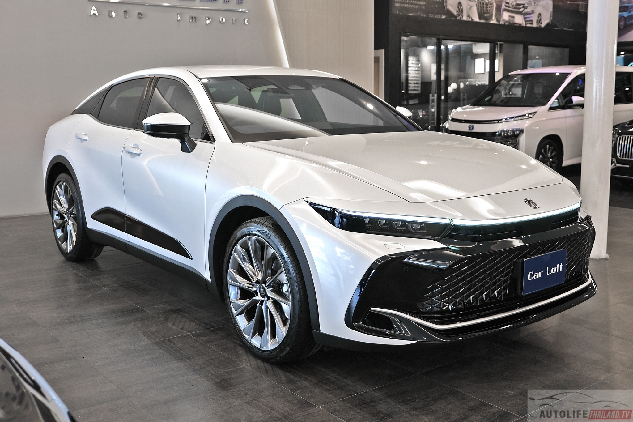 Toyota Crown tai Thai Lan anh 2